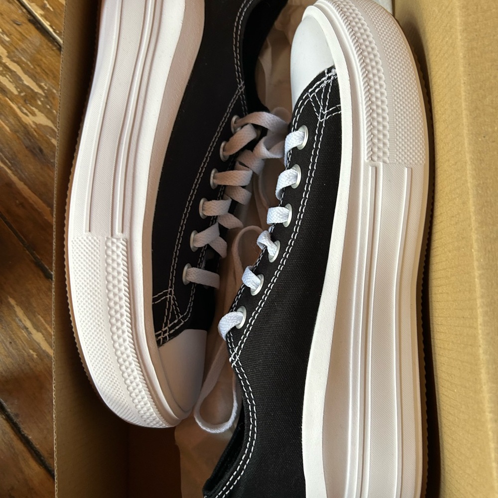 NIB-Converse Platform Sneakers. Size 8.5 Women’s. Sooo cute for the summer. ☀️